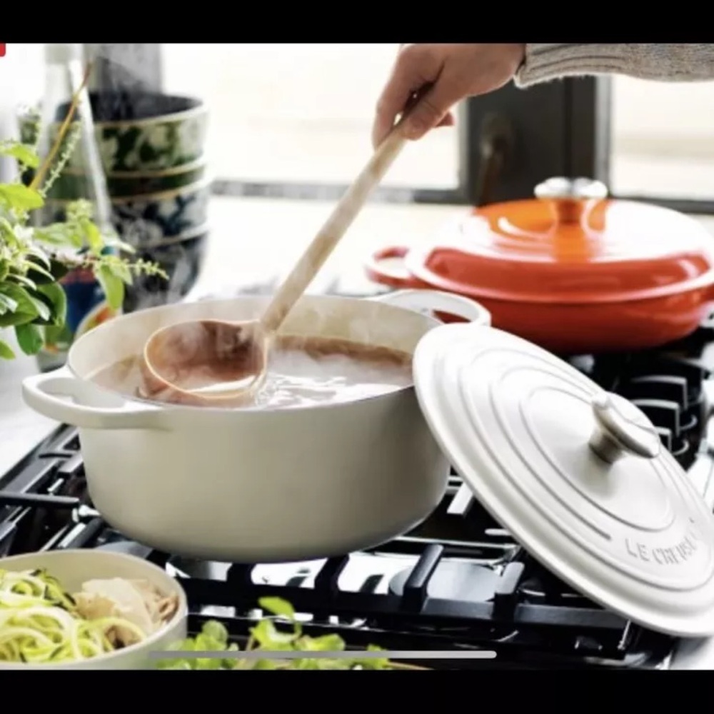 Le Creuset NEW White 5.5 Qt Enameled Cast Iron Dutch Oven - Picture 2 of 11